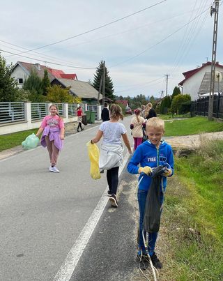uczniowie w trakcie porządkowania terenu