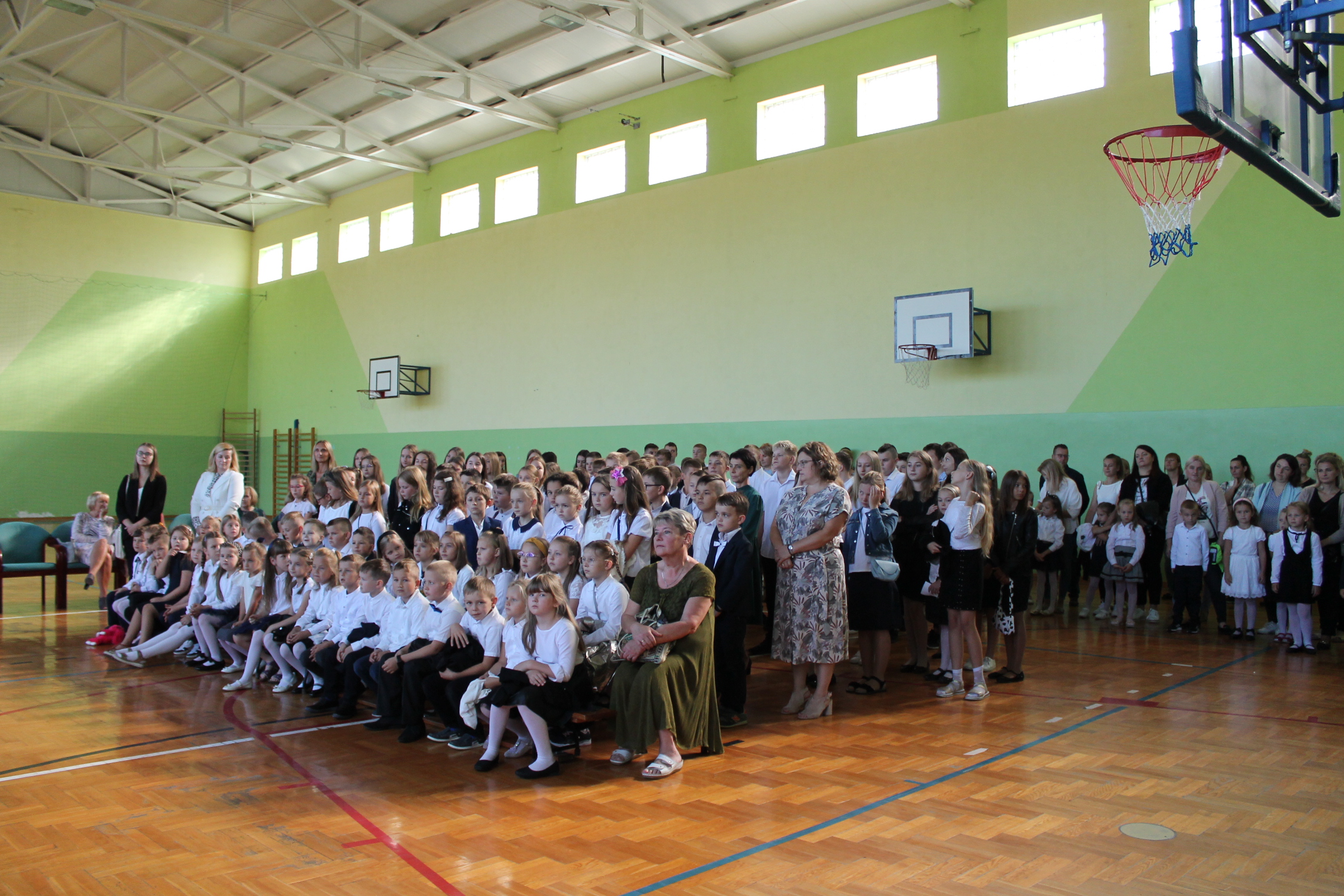 Uczniowie w czasie akademii