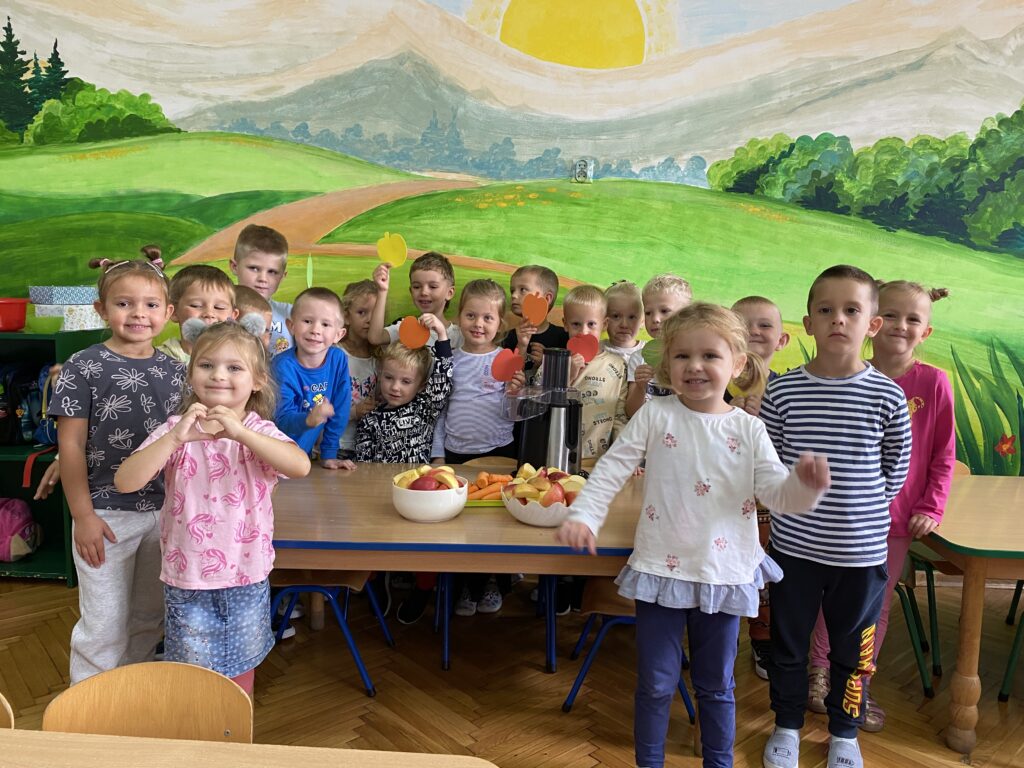 Przedszkolaki przygotowują owocowy sok.