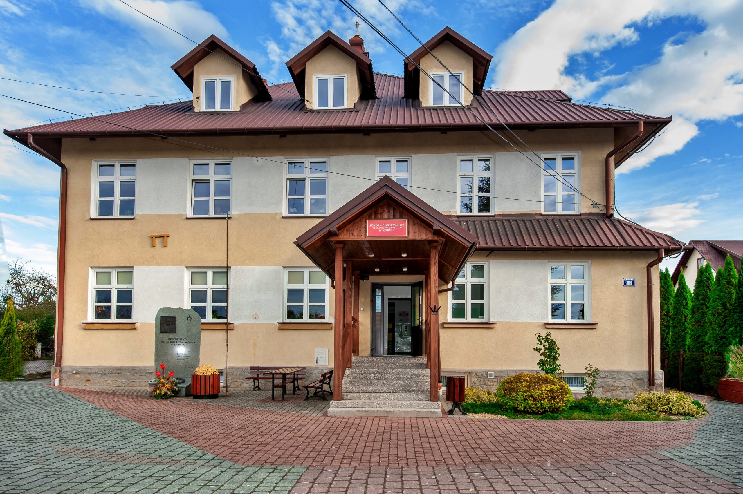 Szkoła w Kobylu