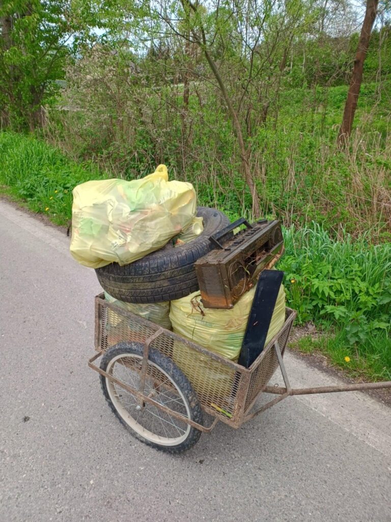 Uczniowie sprzątają okolicę