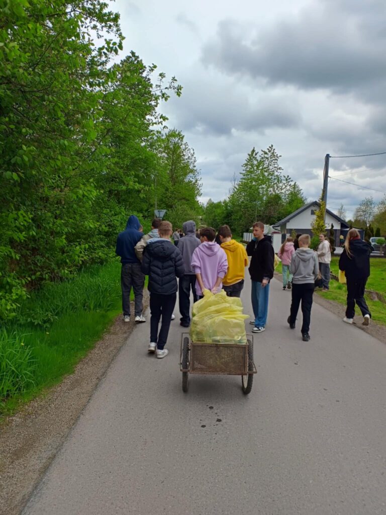 Uczniowie sprzątają okolicę