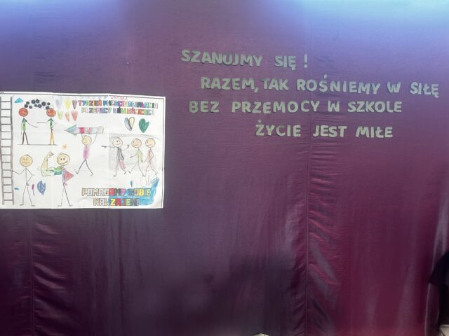 Za nami tydzień pełen ważnych rozmów, refleksji i wspólnych działań, które miały na celu budowanie bezpiecznego, życzliwego i wspierającego środowiska w naszej szkole i przedszkolu. W te działania aktywnie włączyła się cała społeczność – uczniowie, nauczyciele, pedagog szkolny, psycholog oraz zaproszeni goście – wspólnie podejmując inicjatywy związane z przeciwdziałaniem przemocy rówieśniczej i wzmacnianiem pozytywnych relacji. W ramach tygodnia zrealizowano wiele wartościowych aktywności: Zajęcia profilaktyczne przeprowadzone przez wychowawców, pedagoga i psychologa szkolnego, które pomogły uczniom zrozumieć, czym jest przemoc, jak ją rozpoznawać i jak na nią reagować. Spotkanie z funkcjonariuszami policji komendy powiatowej w Bochni: aspirantem Michałem Bajdą i sierżant Iwoną Duśko zorganizowane dla uczniów klas 4–6. Podczas prelekcji poruszono nie tylko kwestie przemocy rówieśniczej, ale także odpowiedzialności za własne zachowanie, Uczniowie dowiedzieli się również, jakie konsekwencje prawne mogą grozić za niewłaściwe i agresywne zachowania, zarówno w świecie realnym, jak i wirtualnym. Prezentacje uczniowskie – chętni uczniowie samodzielnie przygotowali prezentacje, które przedstawili innym uczniom. Wykazali się przy tym dużą kreatywnością i zaangażowaniem w przekazanie ważnych treści dotyczących przemocy, szacunku i relacji rówieśniczych. Gazetki tematyczne na korytarzach szkolnych, które zwracały uwagę na problem przemocy i promowały dobre praktyki w relacjach międzyludzkich. Scenki profilaktyczne przygotowane przez uczniów klas 6, 7 i 8 we współpracy z psychologiem szkolnym – to one stały się symbolicznym uwieńczeniem całego tygodnia. Młodzież poruszyła w nich trudne, ale niezwykle istotne tematy: przemoc słowną i fizyczną, hejt, odrzucenie z powodu odmienności oraz zagrożenia w sieci. Występy nie tylko wzbudziły wiele emocji, ale też skłoniły do refleksji i rozmów. 🎤 Nie zabrakło także kreatywnych form wyrazu – jednym z elementów scenek był autorski rap zaprezentowany przez ucznia klasy 8a Piotra Kaczmarczyka, który w nowoczesny i przejmujący sposób przekazał przesłanie: „Szanujmy się! Razem tak rośniemy w siłę. Bez przemocy w szkole życie jest miłe.” W tym samym czasie w przedszkolu odbywał się Tydzień Budowania Relacji, podczas którego dzieci uczyły się, jak być dobrym kolegą i koleżanką, jak rozwiązywać konflikty w sposób pokojowy oraz jak ważna jest empatia i współpraca w grupie. Zajęcia odbywały się w formie zabaw, rozmów i ćwiczeń dostosowanych do wieku najmłodszych. Dziękujemy wszystkim zaangażowanym w organizację i udział w tym tygodniu – uczniom, nauczycielom oraz rodzicom. To, co najważniejsze, to świadomość, że każdy z nas ma wpływ na to, jak wygląda codzienne życie w naszej szkole i przedszkolu. Razem możemy tworzyć bezpieczne, przyjazne miejsce, w którym każdy czuje się akceptowany i szanowany.